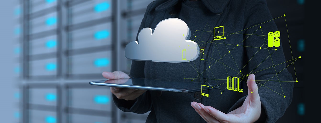 ERP-Einführung: Mensch mit Tablet in der Cloud